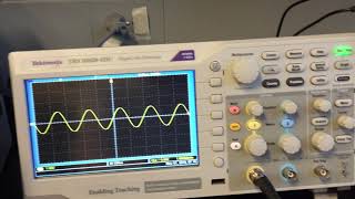 Using a Tektronix oscilloscope [upl. by Meehyr]