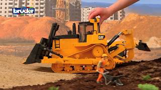 Cat® Kettendozer  02452  BRUDER Spielwaren [upl. by Rihat]