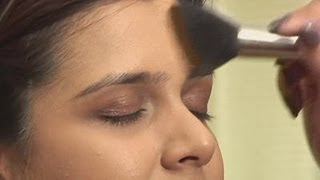 How To Apply Loose Face Powder [upl. by Biles690]