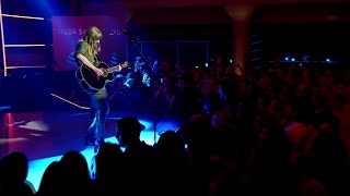 Taylor Swift  Gorgeous feat the crowd acoustic live [upl. by Erodisi]