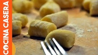 Cómo hacer ñoquis caseros de patata Recetas Italianas [upl. by Fontes]